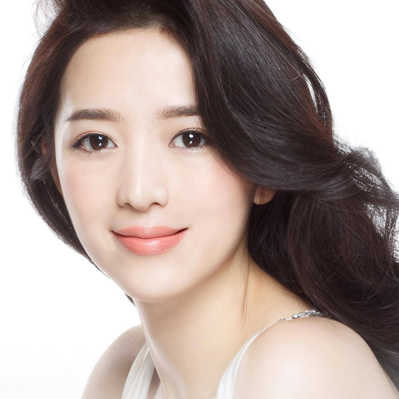 밝은 동안 눈매와 부드러운 인상
