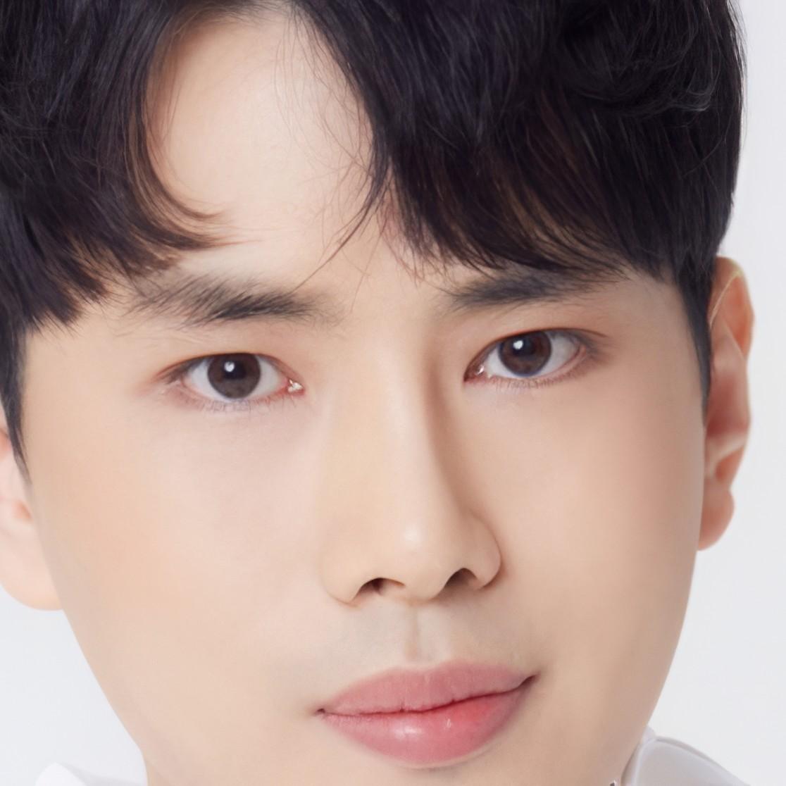 쌍꺼풀 없이도 또렷한 눈매
