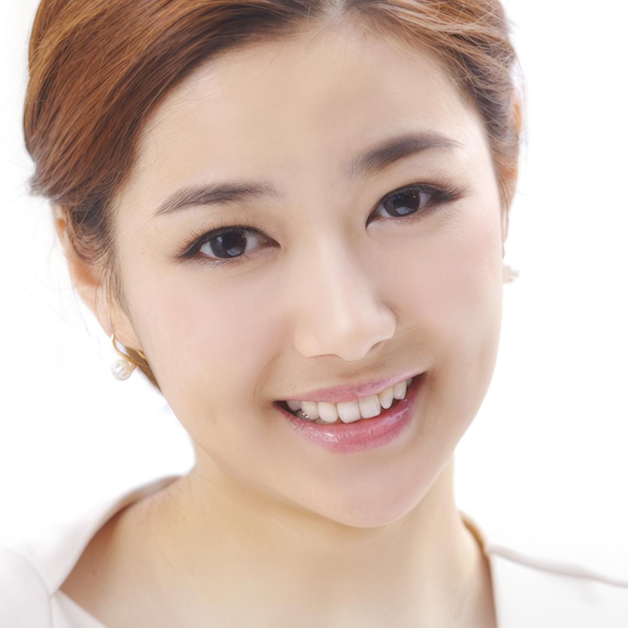 밝은 눈매와 동안 인상